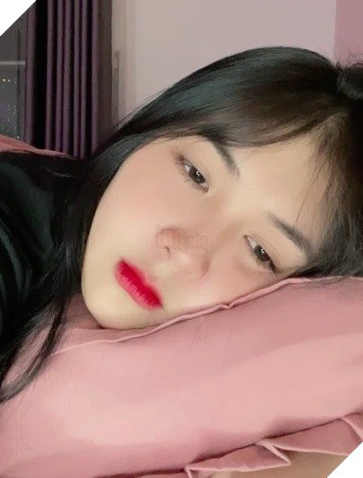 Được biết, trong livestream đó, Quỳnh Alee chỉ ngồi trò chuyện một chút rồi mệt quá ngủ gật luôn trên sóng.