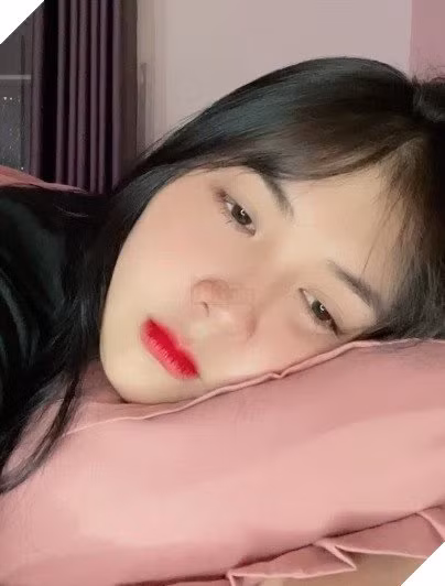 Được biết, trong livestream đó, Quỳnh Alee chỉ ngồi trò chuyện một chút rồi mệt quá ngủ gật luôn trên sóng.