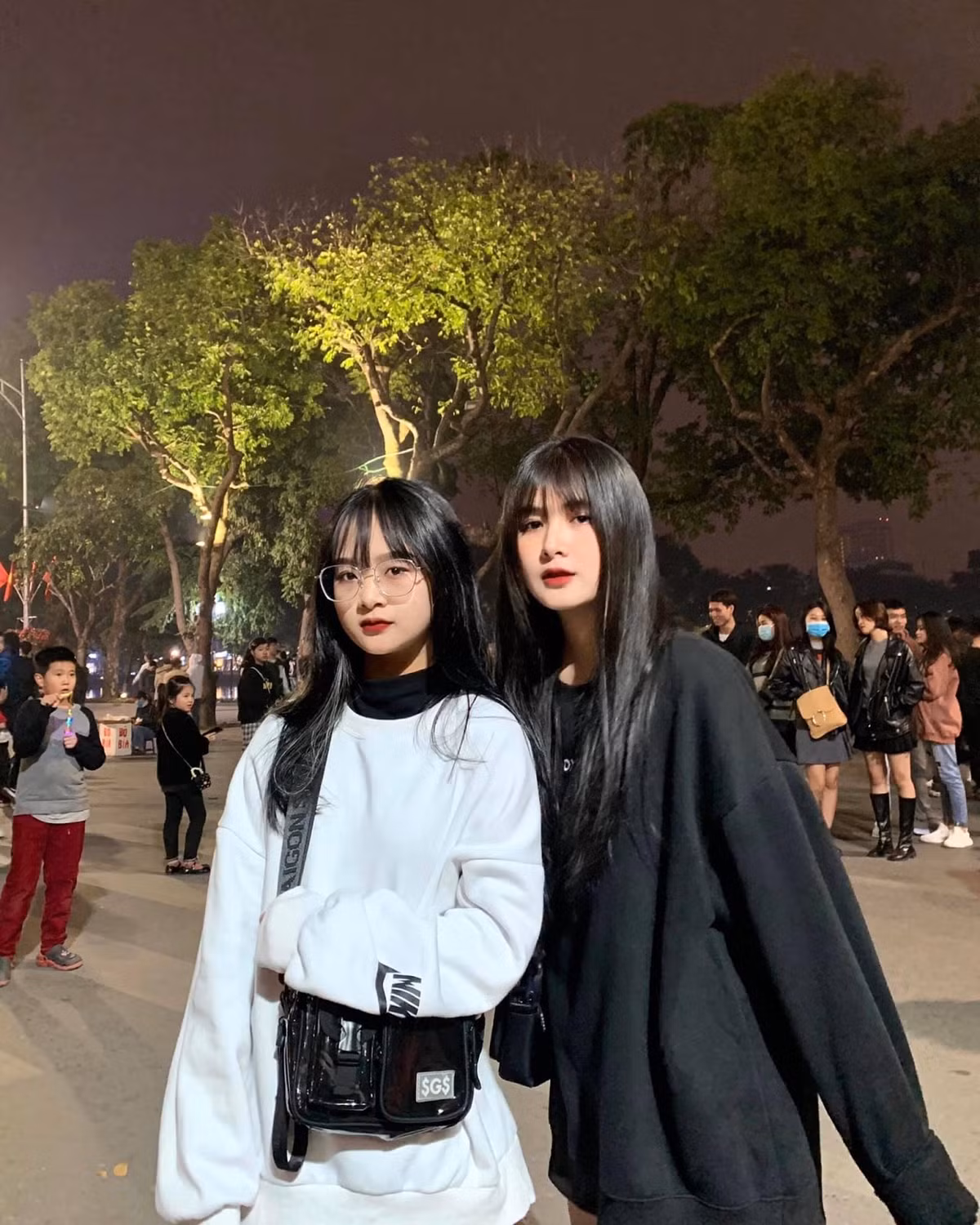 Được biết, nữ streamer có người chị em "song sinh" Gấm Kami bởi cả hai cùng sở hữu ngoại hình cuốn hút, thần thái "cool ngầu" cá tính, cùng phong cách biến hoá đa dạng. 