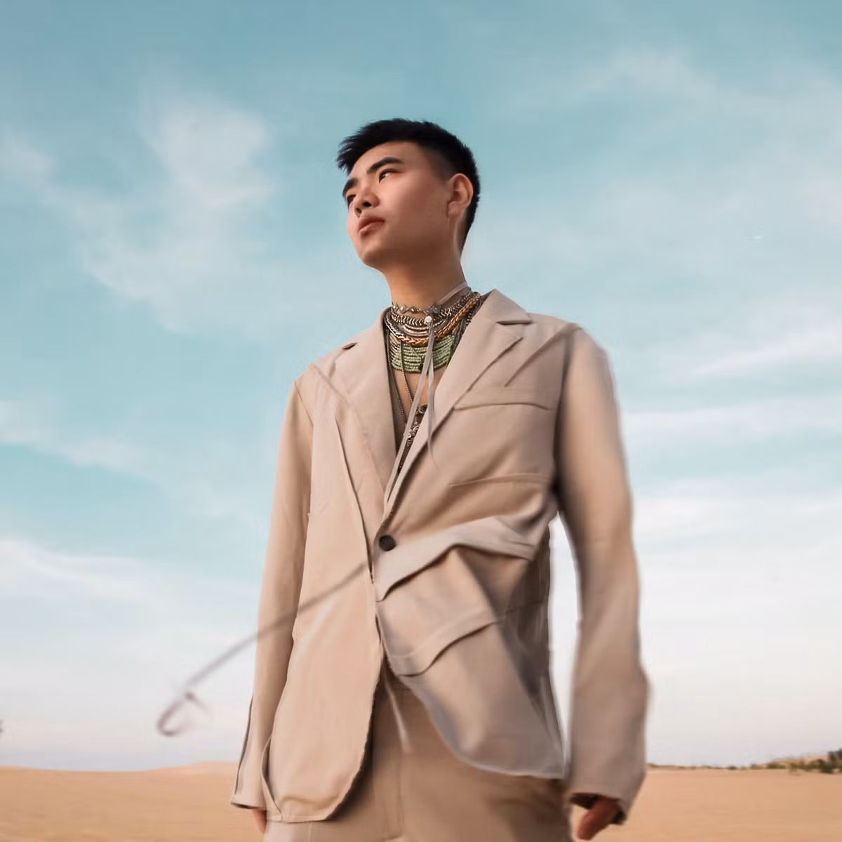 Vưu Tuấn Kiệt đặc biệt có hứng thú và được truyền cảm hứng âm nhạc từ các nghệ sĩ US-UK hàng đầu . "Cậu ấm" này ước mơ cũng có thể sáng tác và hát hay như họ.