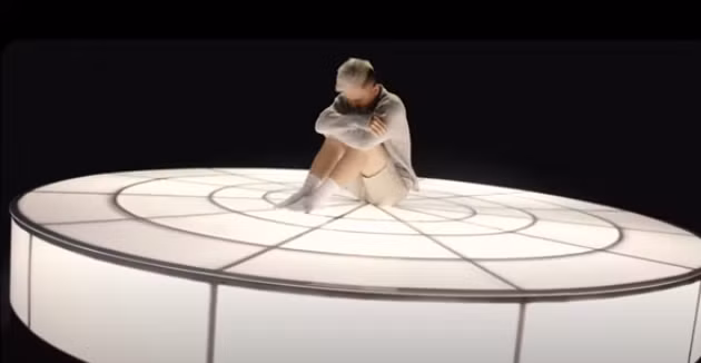 Tuấn Kiệt kì vọng bản thân sẽ đạt được level như lượng following của Lana Del Rey, cũng như mong muốn được giới thiệu sản phẩm của mình ra thế giới. Vì thế, anh tập trung sáng tác hoàn toàn bằng tiếng Anh để dễ tiếp cận.