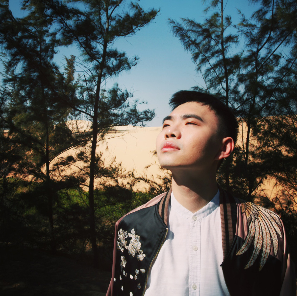 Từ 2013-2015, Tuấn Kiệt du học tại Anh ngành Quản trị kinh doanh, tại trường King’s College London. Tiếp theo đó, học và tốt nghiệp thạc sĩ tại UIBE - Bắc Kinh vào năm 2016. Ngay khi còn đi học, cậu vẫn dành thời gian cho âm nhạc khi tự khám phá, download các phần mềm làm nhạc và tìm tòi trên YouTube để sáng tác.