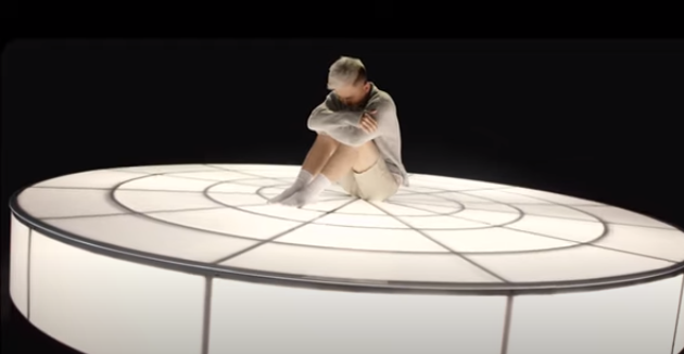 Tuấn Kiệt kì vọng bản thân sẽ đạt được level như lượng following của Lana Del Rey, cũng như mong muốn được giới thiệu sản phẩm của mình ra thế giới. Vì thế, anh tập trung sáng tác hoàn toàn bằng tiếng Anh để dễ tiếp cận.