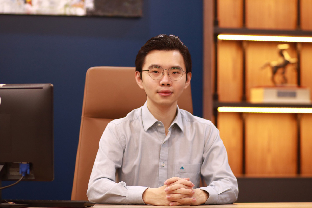 Yêu âm nhạc là thế, song "con trai út nhà Biti's" cũng là người rất thực tế và có trách nhiệm. Anh chàng này cũng đã theo đuổi việc học một cách rất nghiêm túc.