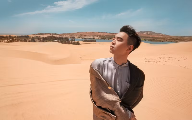 Khá kín tiếng trong đời tư, “cậu ấm nhà Biti's“ Vưu Tuấn Kiệt (KIEY) , gần đây bỗng trở thành bỗng trở thành tên tuổi hot khi lộ diện tài năng chơi nhạc cụ, sáng tác, biểu diễn và sản xuất album cho chính mình. 