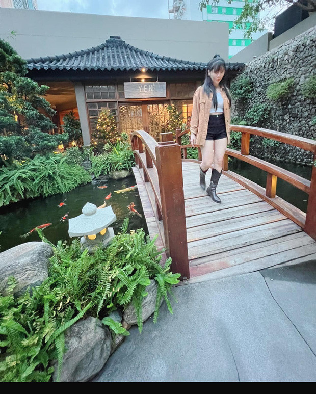 Nhìn những bức ảnh này, có lẽ các fans cũng không thể nhận ra Ngân Sát Thủ xinh đẹp nữa mà thay vào đó là một cô gái lộ hết các nhược điểm 'một mẩu', chân to, thậm chí các bức ảnh còn nhòe, mờ không rõ.