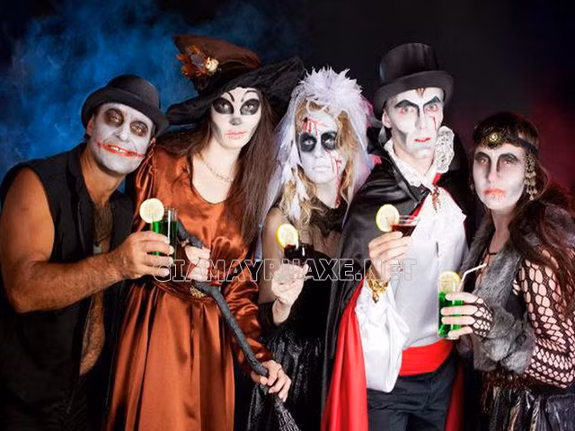 Halloween được tổ chức vào ngày 31/10 hàng năm, ở nước ngoài, vào ngày này mọi người sẽ trang trí nhà cửa và hóa thân thành những nhân vật.