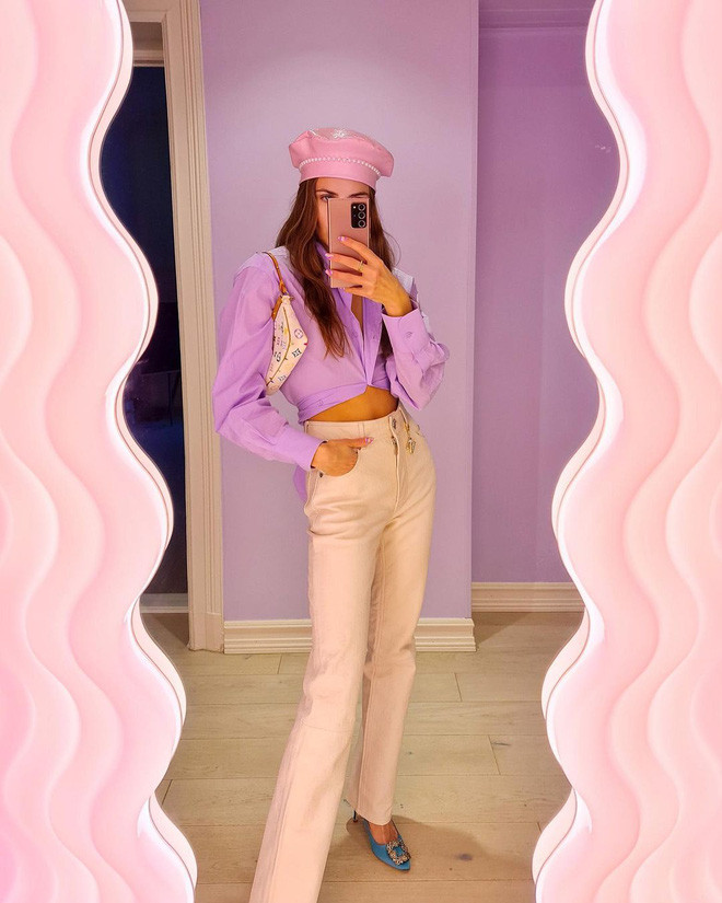 Theo trang CR Fashion Book đưa tin, mẫu gương Ultrafragola thường xuyên trong tình trạng "cháy hàng". Giá của mỗi chiếc gương này dao động từ 200-300 triệu đồng. Để sở hữu chiếc gương thời thượng này, khách hàng phải đặt trước từ 7-12 tuần.