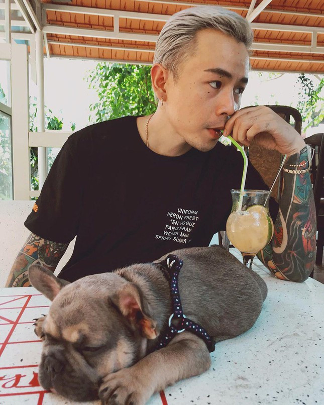 Trước đây Binz cũng từng đăng tải hình ảnh cún cưng của mình chơi cùng chú chó tên Tuyết của Châu Bùi. Fashionista đã để lại bình luận "Chị Châu chào Trâu".