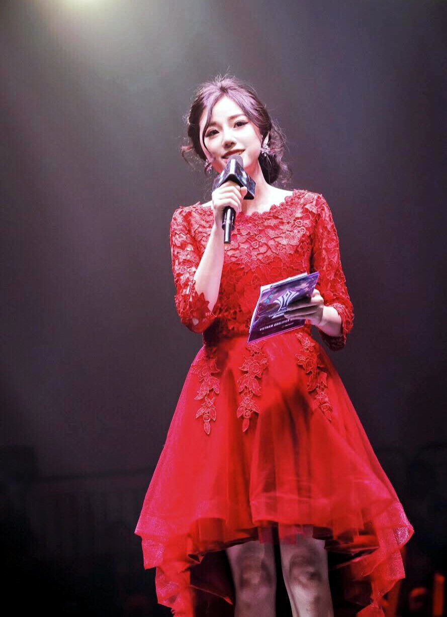 Minh Anh cũng không ngại chia sẻ hiện vẫn chưa tốt nghiệp, vì bảo lưu kết quả học từ năm 2019 để Nam tiến. Theo quan điểm của mình, nữ MC 9X cho biết việc học là điều cần duy trì cả đời, nhưng cơ hội đôi khi không thể có lại.