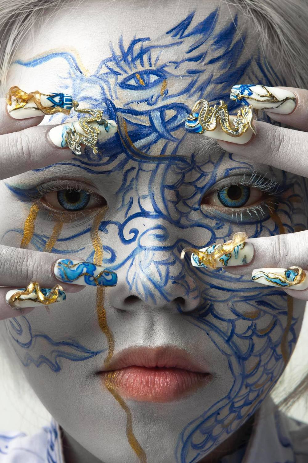 Có thể thấy, cô gái này đầu tư rất kỹ cho bộ ảnh của mình. Không chỉ mặc áo cao cổ, áo khoác, cài trâm với họa tiết rồng và vân mây y như lư hương, thậm chí là vẽ cổ, vẽ mặt.