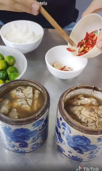 Nhìn qua có vẻ làm nhiều người e ngại nhưng sự thật lại hoàn toàn khác. Dụng cụ trông như bát hương ở trên thực chất là hũ đựng chè khô. Chú chủ quán đã tận dụng lại để làm óc tần vì nó giữ nhiệt rất tốt.