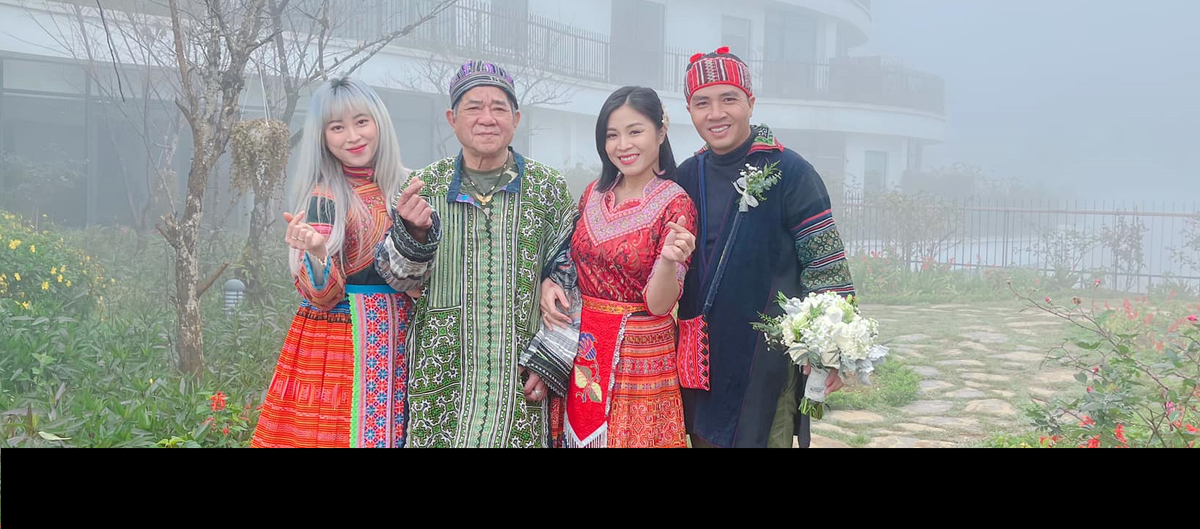 Về bố của Hoàng Linh, có một điểm trùng hợp là bố của cô nàng và chồng cùng tên. Phụ thân của nữ MC này cũng rất tâm lý đối với con gái. Thậm chí, trong bộ ảnh cưới của cô, ông cũng đi cùng.