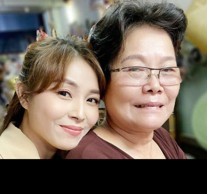 Còn "đại gia" lớn tuổi hơn của Hoàng Linh là mẹ. Nhiều lời khen vẻ ngoài trẻ trung của mẹ Hoàng Linh, đồng thời cho rằng bà là "mẹ vợ quốc dân", trong khi nữ MC thường hóm hỉnh gọi mẹ là "mẹ ngoại Việt Nam anh hùng".