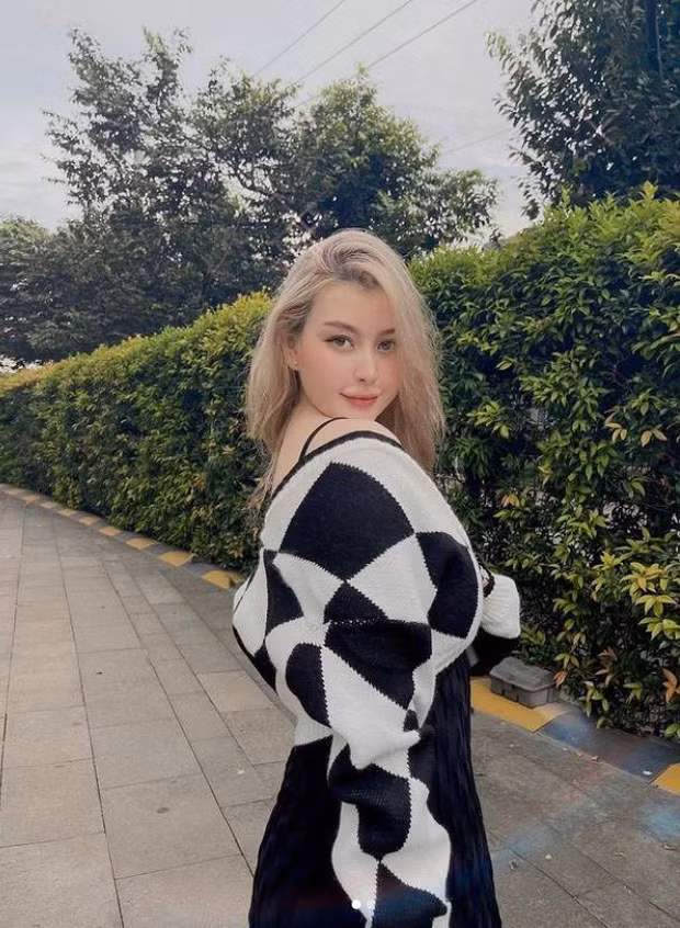 Trong hội bạn thân Xoài Non - vợ của streamer giàu nhất Việt Nam, Sunna là cô nàng hot girl nổi bật và được cộng đồng mạng quan tâm nhiều nhất.