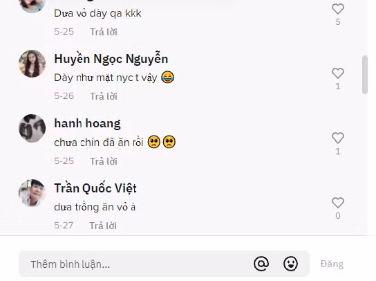 Nhiều người bày tỏ sự ngạc nhiên, thích thú đồng thời để lại loạt bình luận hài hước như: "Dưa hấu kiểu gì mà toàn cùi vậy, đã thế còn mọc ngang ngược, buồn cho chủ vườn", "Cái cùi trông còn dày hơn vỏ".