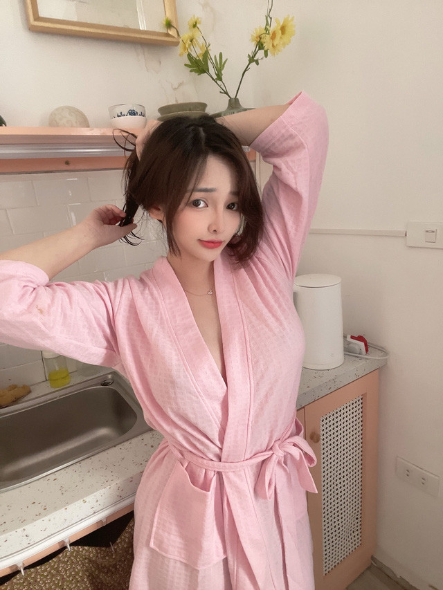 Có lẽ không cần trang điểm cầu kỳ hay khoác lên mình bộ cosplay phức tạp, Mimi Chan vẫn chứng minh sức hút của mình có thể "hạ gục" bất cứ ai khi khoe vòng 1 lấp ló sau bộ đồ ngủ. Minh chứng là sau khi bộ ảnh được đăng tải đã thu hút hàng chục nghìn lượt yêu thích trên mạng xã hội.
