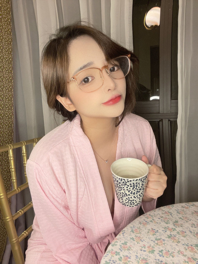 Mới đây, hot girl Mimi Chan tiếp tục "đốt mắt" cộng đồng mạng bằng bộ ảnh mới quyến rũ không kém. Tuy nhiên thay vì phong cách cosplay quen thuộc, lần này cô nàng mang tới một hình ảnh rất đời thường, giản dị, trang điểm nhẹ nhàng hơn trong bộ đồ ngủ tại nhà.