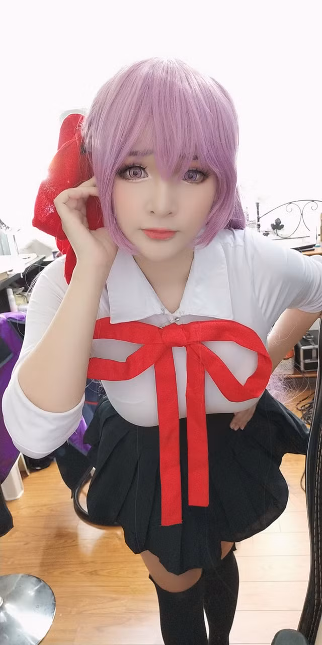 Sở hữu cho mình làn da trắng mịn không tì vết, đôi mắt long lanh cũng như những đường nét thanh tú trên gương mặt, Mimi Chan thường xuyên đốt mắt cư dân mạng với những hình ảnh nóng bỏng.