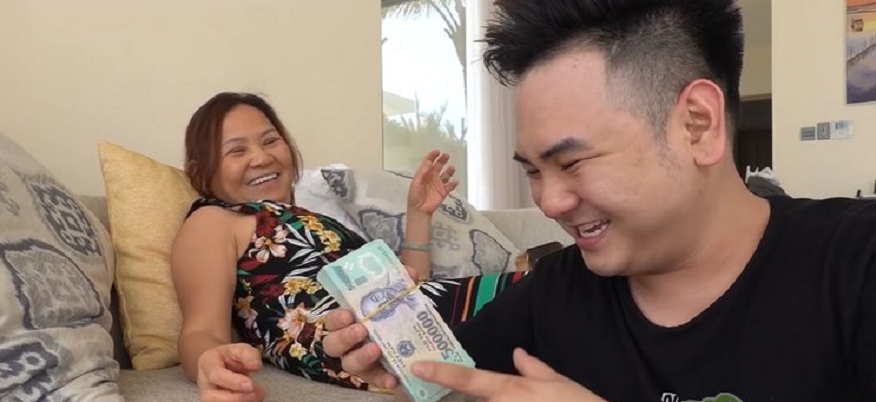 Nam streamer sinh tại Vương quốc Anh nhưng học tập và làm việc ở thành phố Hồ Chí Minh. Trở về sau khi du học tại Anh, anh khởi đầu công việc cho gia đình nhưng không tìm thấy niềm yêu thích.