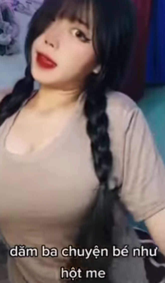 Theo đó, lúc xem video nhảy theo điệu nhạc của cô gái trên mạng xã hội TikTok, nam streamer giàu nhất Việt Nam chăm chú, không bỏ lỡ một giây.