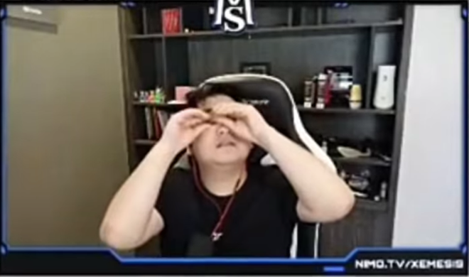 Mới đây, nam streamer Xemesis khiến người xem cười ngất với loạt phản ứng sau khi xem video TikTok của một hot girl có vòng 1 ngoại cỡ.