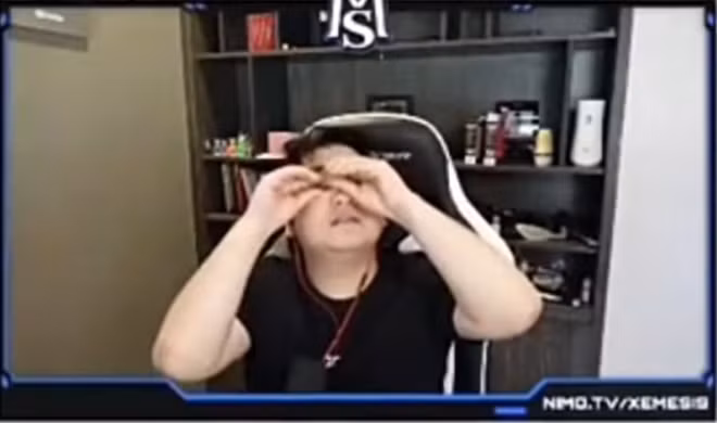 Mới đây, nam streamer Xemesis khiến người xem cười ngất với loạt phản ứng sau khi xem video TikTok của một hot girl có vòng 1 ngoại cỡ.