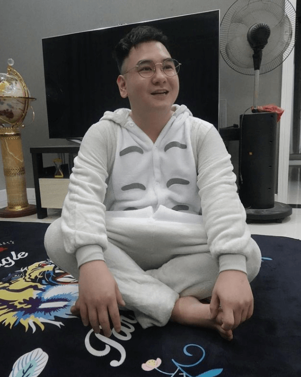 Anh được mệnh danh là nam streamer giàu nhất Việt Nam. Trong những buổi livestream, người xem dễ dàng soi ra những món đồ hiệu đắt tiền trong nhà của streamer này như bộ sưu tập đồng hồ bạc tỷ, xế hộp hạng sang.