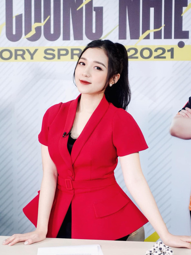 Bén duyên với Liên Quân Mobile từ Đấu Trường Danh Vọng Mùa Đông 2019, Phương Thảo đã trở thành nữ MC quốc dân khó có thể thay thế trong lòng fan hâm mộ.