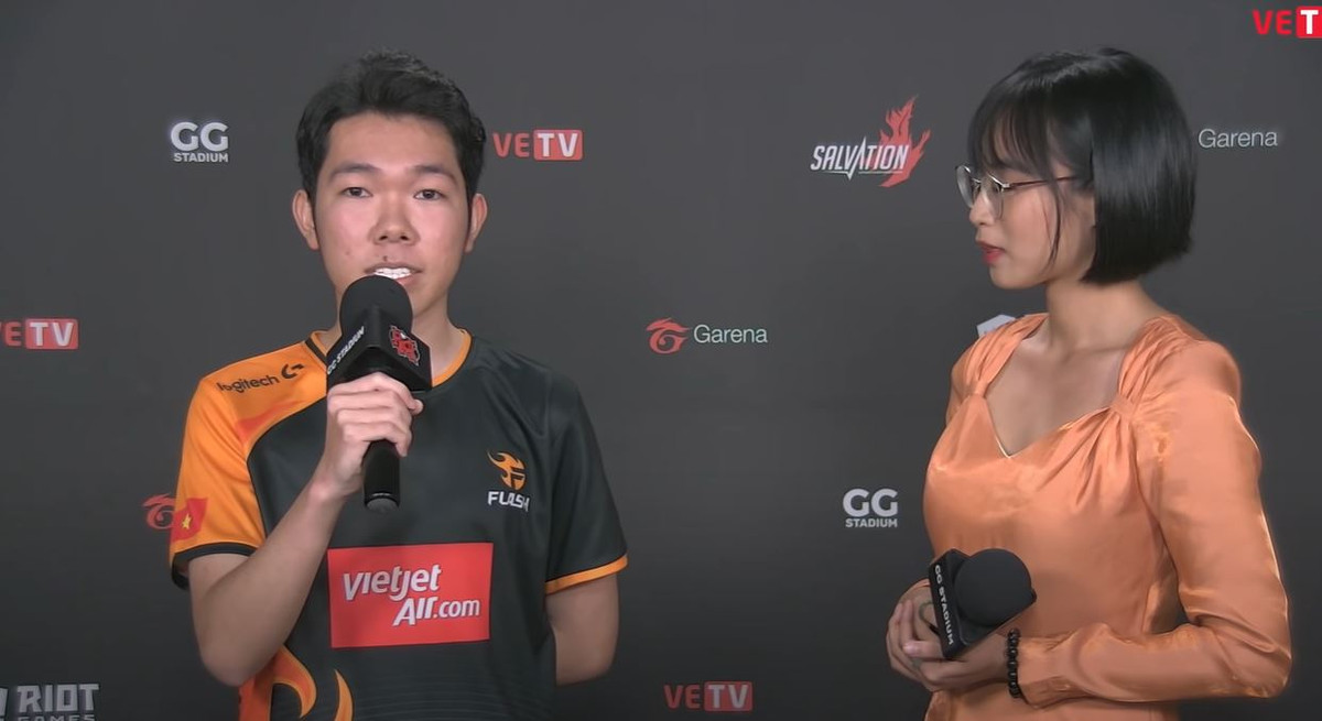 Hoàn toàn khác so với một Trần Nguyễn Minh Nghi mà chúng ta quen mặt, là một Caster Esport chuyên nghiệp và từng đảm nhận vai trò MC cho một số giải đấu lớn của game LMHT như LMHT VCS A.