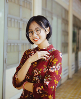 Cô làm mẫu ảnh cho chính thương hiệu áo dài Văn Khoa của mình.