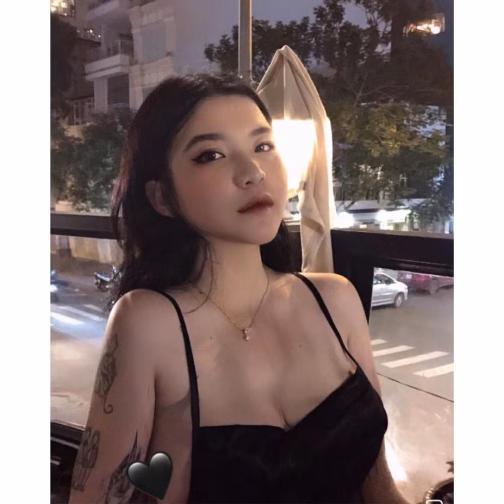Ngô Tú Linh sinh năm 2001, là người mẫu ảnh, streamer và làm quảng cáo tự do tại TP.HCM. Cô nàng là một trong những nạn nhân "số nhọ" xuất hiện trong link 40GB ảnh nóng.