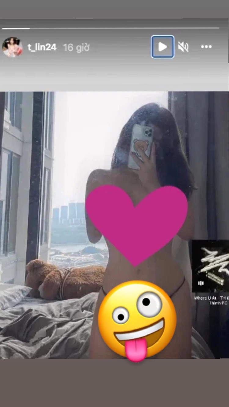 Giờ đây, nữ streamer này còn công khai khoe ảnh nóng bỏng của mình trong trạng thái lấp ló vòng 1 khi đang lấy tay che "cho có". Trong khi đó, quần cũng chỉ là chiếc bikini mỏng manh.