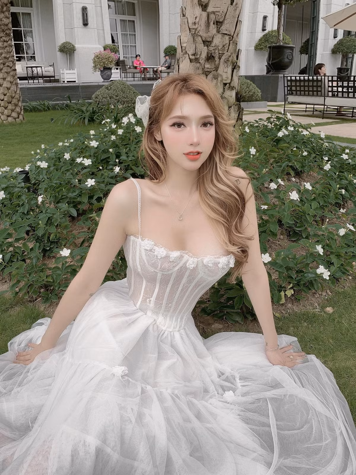 Trước khi tham gia cuộc thi Hoa hậu Hoàn vũ 2021,Khởi Minh đã là một người nổi tiếng trên mạng xã hội với nhan sắc xinh đẹp. Sở trường của cô là có kinh nghiệm trong việc chụp ảnh.