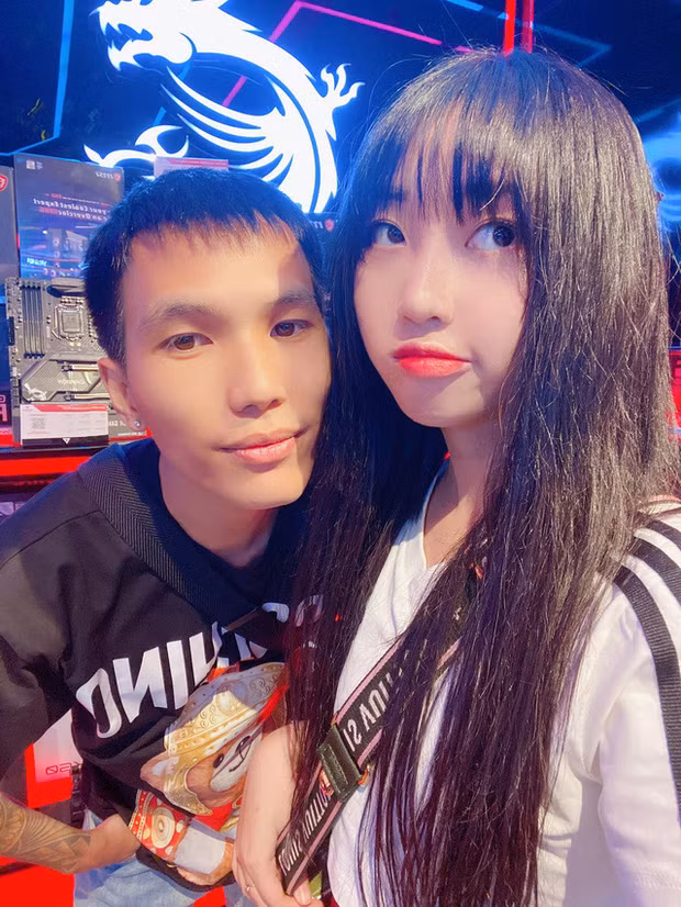 Chubby được biết đến khi công khai hẹn hò với Sena vào năm 2018. Từ đó, cặp đôi này trở nên ăn ý và được yêu thích.