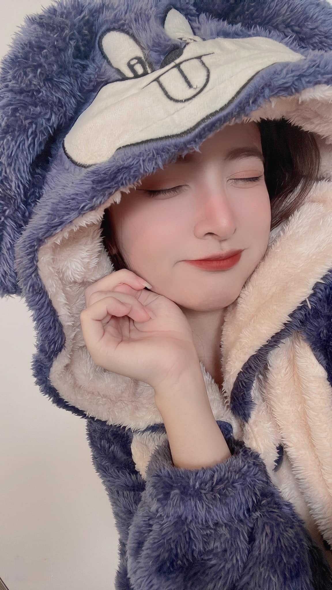 Tuy nhiên, nữ streamer sinh năm 1997 này vẫn trò chuyện nhẹ nhàng, dịu dàng với người xem.