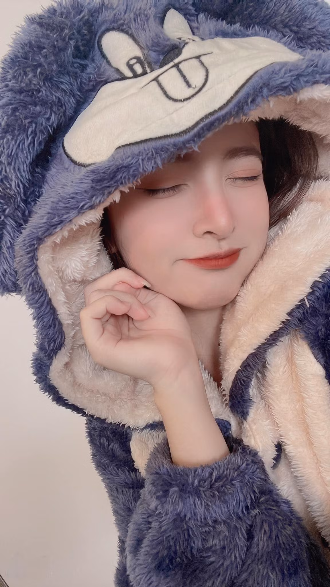 Tuy nhiên, nữ streamer sinh năm 1997 này vẫn trò chuyện nhẹ nhàng, dịu dàng với người xem.