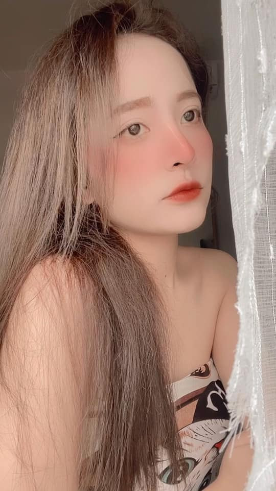 Vậy nhưng một số hình ảnh "sống ảo" trên mạng có phần không giống với gương mặt xuất hiện tên livestream đã khiến nữ streamer 9x nhận về không ít những bình luận tiêu cực.