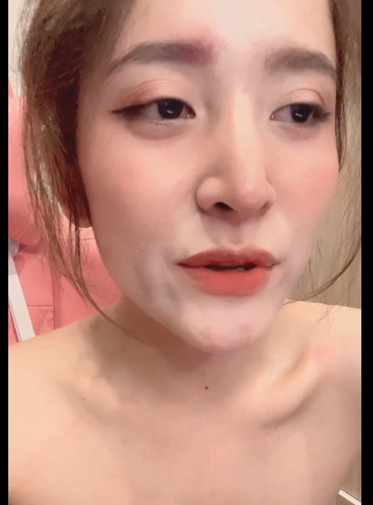 Thậm chí sau hơn 2 tiếng hát và trò chuyện cùng fan, Chuppi đã bất ngờ bật khóc ở cuối buổi livestream vì những bình luận tiêu cực.