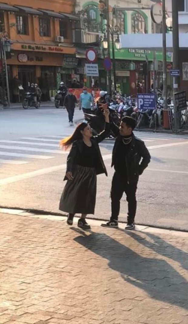 Theo đó, một bức hình được được ghi lại khi cặp đôi đang chụp trong studio với đồ cưới “truyền thống” và một bức được ekip “qua đường” chụp lén.