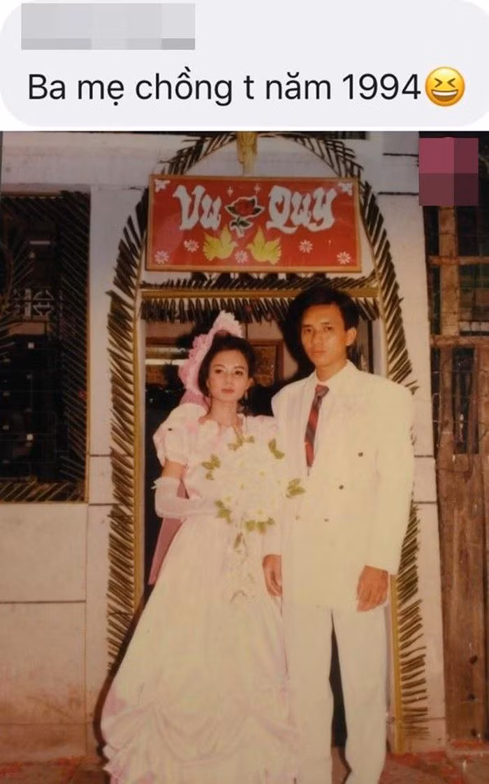 Từ cách chụp, đến màu ảnh và cả cách tạo dáng của những tấm ảnh cưới này đều hao hao nhau.Một số dân mạng hài hước than thở nhan sắc của bố mẹ mình bị "dìm" với cách trang điểm và tạo dáng thời này.