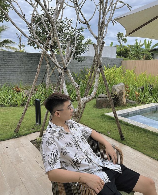 Duy Nhỏ tên thật là Nguyễn Phạm Anh Duy, sinh năm 1998 quê ở Đồng Tháp. Anh cũng thường được gọi bằng tên thân mật là Bụt, đây cũng là nickname trên các trang mạng xã hội của anh chàng.