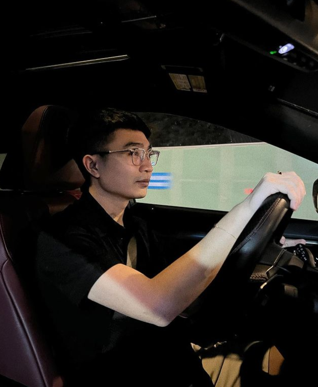 Duy Nhỏ vốn là một thiếu gia giàu có, khi sinh ra anh đã ở vạch đích, thậm chí đi lùi mới tới đích.