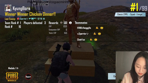 Bên cạnh đó, học sinh còn thích thú với nữ giáo viên sinh năm 1997 bởi sở thích chơi game, leo rank mỗi khi rảnh rỗi. Thành tích của cô nàng khi "try-hard" PUBG Mobile còn khiến học trò phải nể phục khi có thời điểm lên tới bậc rank Cao thủ.