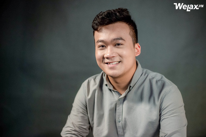 Bạn trai Minh Thu có tên Vũ Minh hay còn gọi là Minh "Vẹo", là một trong những thành viên cốt cán của nhóm hài Welax. Bên cạnh đó, anh chàng cũng được biết đến là một người cực giỏi ngoại ngữ.