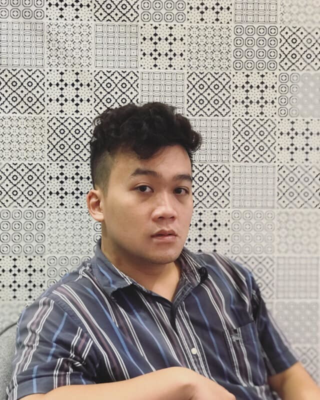 Trước khi trở thành 1 phần của team Welax, Minh Vẹo (cựu sinh viên ĐH Hà Nội) từng là thầy giáo dạy tiếng Anh ở nhiều trung tâm. Bằng chứng cho độ xịn về ngoại ngữ của anh là tấm bằng IELTS 8.0.