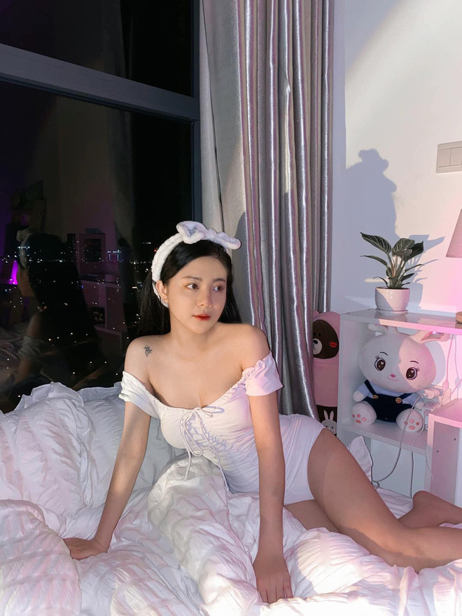 Tuy nhiên, sau 2 năm "mất tích" Trang Bananacó ít nhiều sự thay đổi, thậm chí là khác xa hình ảnh xây dựng trước đây. Cô nàng bây giờ quyến rũ hơn trong việc lựa chọn phục trang, thậm chí "khoe thân" táo bạo.