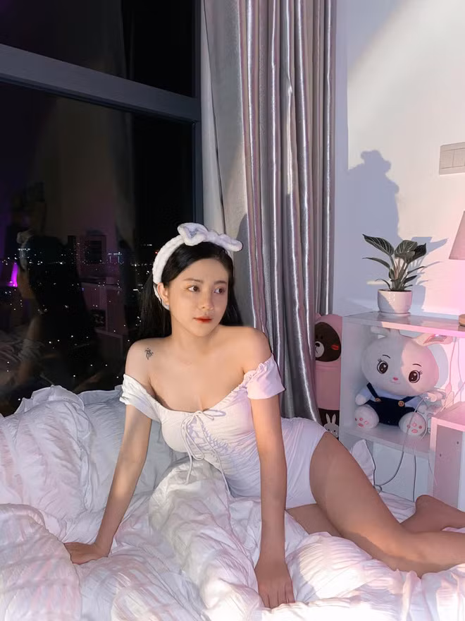 Tuy nhiên, sau 2 năm "mất tích" Trang Bananacó ít nhiều sự thay đổi, thậm chí là khác xa hình ảnh xây dựng trước đây. Cô nàng bây giờ quyến rũ hơn trong việc lựa chọn phục trang, thậm chí "khoe thân" táo bạo.