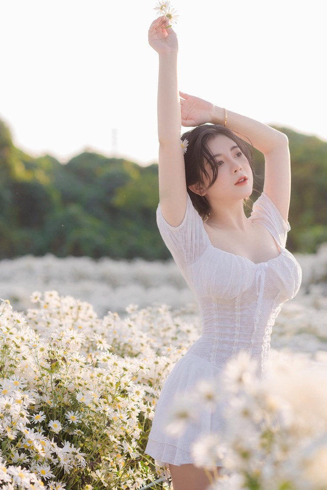 Trong bộ hình mới đăng tải, ngoài vẻ đẹp "nàng thơ" thì Trang Banana còn khiến người xem không khỏi thắc mắc rằng, vốn sở hữu vòng một “LCD” thế nhưng giờ đây lại nở nang hơn thường.