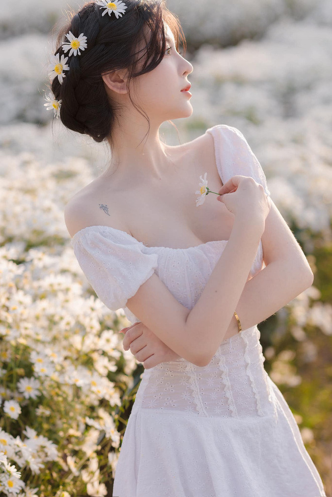 Không chỉ mang nét thơ, Trang Banana còn gây tranh cãi với vòng 1 lớn hơn bất thường.